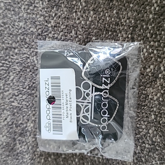 Marble Marvel Black Post Earrings Fabulous - Picture 4 of 4